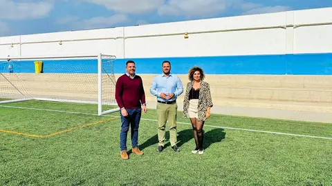 El alcalde, el vicepresidente del Cabildo, y la concejala de Deportes, esta semana en este campo municipal