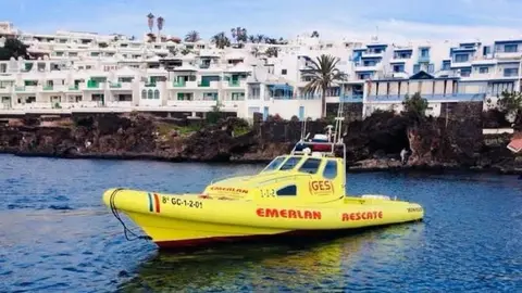 La embarcación de EMERLAN en la zona de Puerto del Carmen