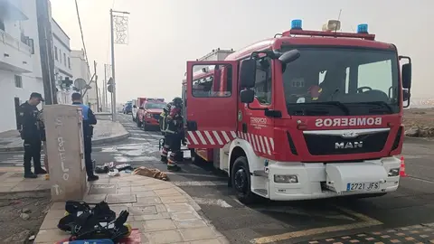 Los bomberos y los agentes de las Policías Local y Nacional tras el incendio