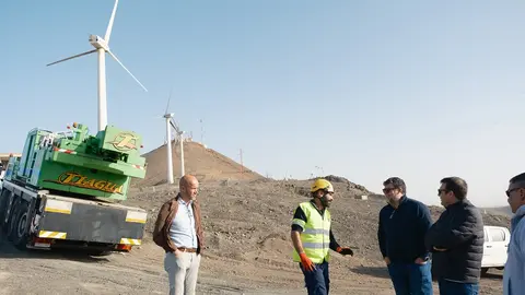 Isidro Pérez, Raúl de León y Antonio Rocio en su visita al parque eólico en desuso de Montaña Mina.