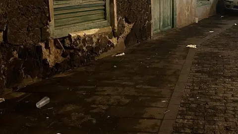 Estado de una de las calles de Arrecife tras las celebraciones.