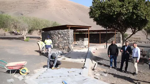 Jacobo Medina y Óscar Noda junto a las obras del merendero de La Degollada.