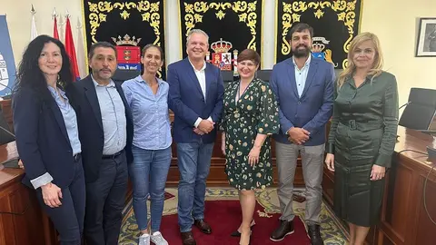 Nova Kirkpatrick junto a sus compañeros del PSOE en Arrecife.
