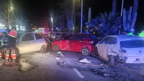 Imagen del terrible panorama que se encontraron los vecinos y los bomnberos tras el choque