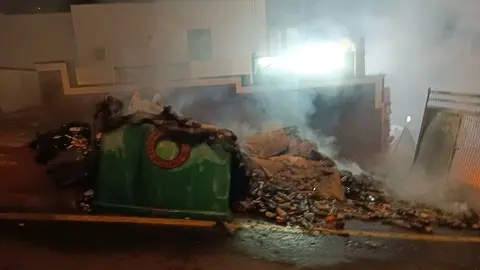 Imagen de cómo quedó uno de los contenedores de vidrio arrasado en Puerto del Carmen