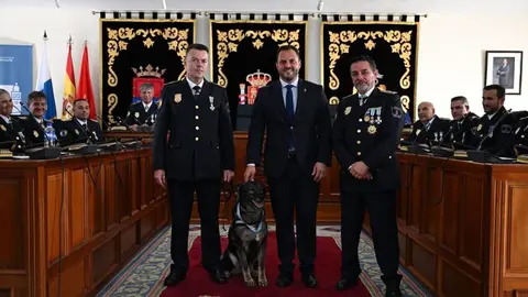 El alcalde de Arrecife junto a la perra homenajeada