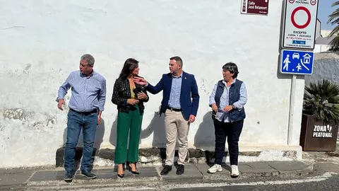 El vicepresidente junto a la alcaldesa, la teniente alcalde y el concejal de Obras de Teguise