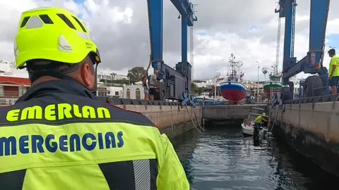 Componente de EMERLAN durante una de las actuaciones realizadas.