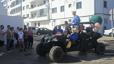 Los Pajes Reales en su recorrido por los barrios de Arrecife (2)