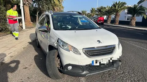 Imagen del vehículo siniestrado y uno de los sanitarios corriendo para prestar asistencia a algún herido