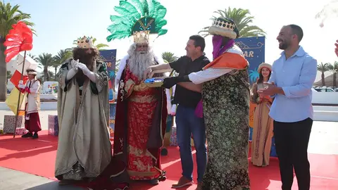 El alcalde de Yaiza agasajando a Sus Majestades de Oriente en presencia del concejal de Festejos