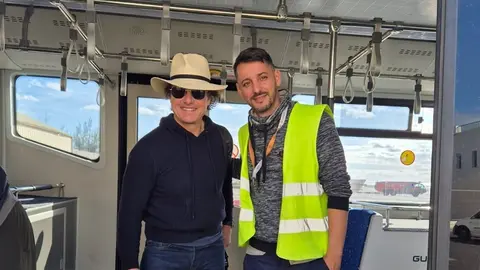 Tom Cruise junto a Óscar Falero, trabajador del Aeropuerto de Lanzarote.