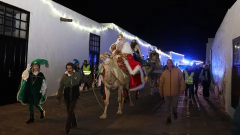 Los Reyes Magos paseando por las calles de La Villa