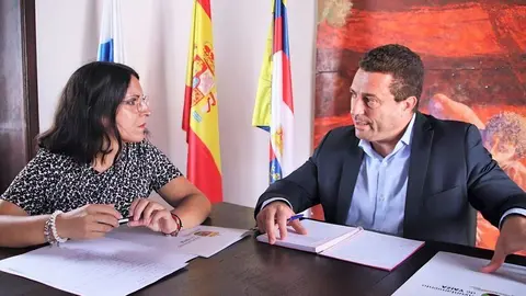 La ya ex concejal en una imagen de archivo con el alcalde de Yaiza.