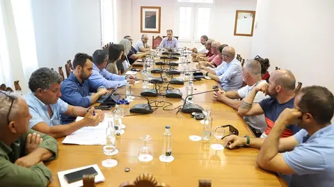 Imagen de archivo de una reunión entre el antiguo consejero de Transporte, el sector del Taxi y los ayuntamientos.