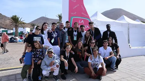 Marci Acuña junto a los jóvenes participantes del festival Tempoko en Tinajo.