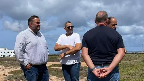 Samuel Martín junto a Marcos Lemes en las salinas de Órzola.