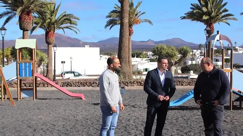 Óscar Noda junto a los concejales Rubén Arca y Daniel Medina en el lugar de ejecución de los trabajos.