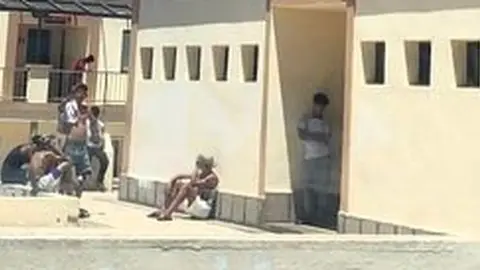 Imagen de archivo de menores inmigrantes en uno de los centros que se habilitó en su día en Lanzarote.