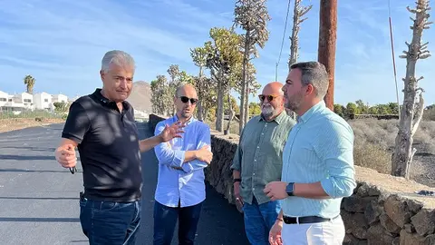 Jacobo Medina junto a José Juan Cruz, Ulpiano Calero y Nicolas Saavedra en el camino de  Hoya Limpia.