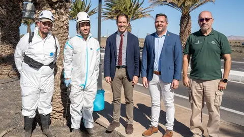 Zapata junto a Jacobo Medina y los operarios durante su visita a Lanzarote.