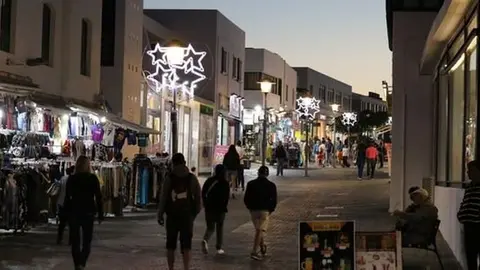 Imagen de archivo de la zona comercial de Playa Blanca en Navidad
