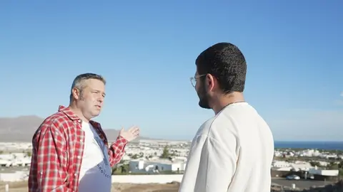 Rafa Jiménez durante su vista al municipio de Yaiza como uno de los más afectados por la crisis habitacional.