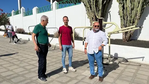 José Juan Cruz, Nicolás Saavedra y Christopher Notario junto a los nuevos aparatos de ejercicio.
