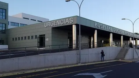 Imagen de la entrada del servicio de Urgencias del hospital Doctor José Molina Orosa de Arrecife