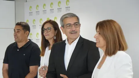 Román Rodríguez y un grupo de compañeros de Nueva Canarias en una imagen reciente