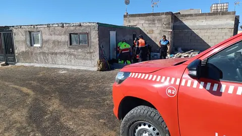 Los bomberos coordinándose con los sanitarios que se desplazaron a la zona
