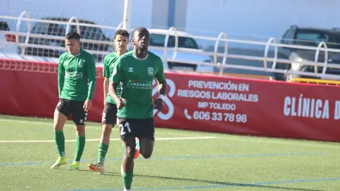 Imagen de los jugadores del Yaiza con la decepción en el rostro tras encajar un gol