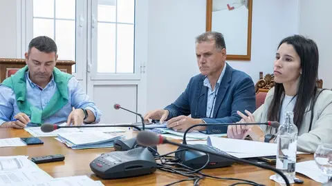 Oswaldo Betancort junto a Domingo Cejas y Aroa Revelo en el Consejo Insular de Aguas.