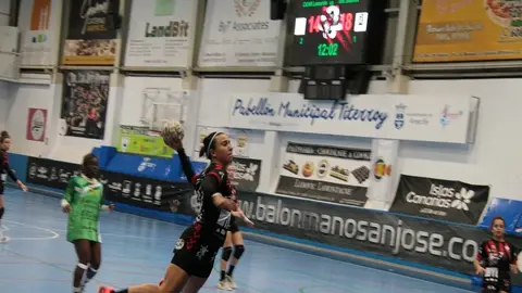 Gemma Trujillo finalizando un contrataque del San José Obrero.