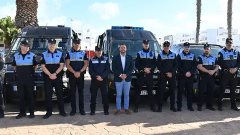 El alcalde Yonathan de León junto a componentes de la Policía Local de Arrecife.