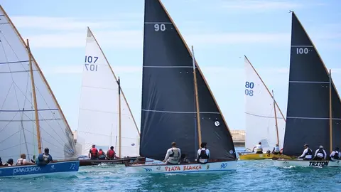 Imagen de archivo de una regata de barquillos de vela.