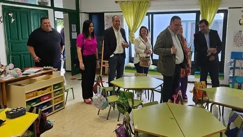 El consejero de Educación del Gobierno de Canarias, Poli Suárez, durante una de sus visitas al CEIP de Playa Blanca.