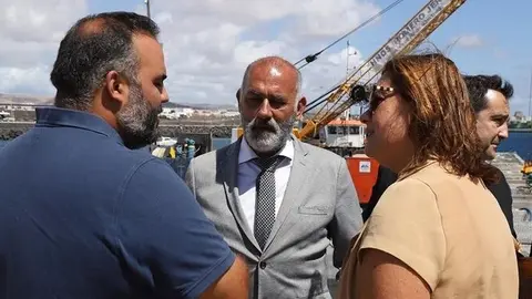 Imagen en el centro de la imagen de Aitor Galán con la presidenta de la Autoridad Portuaria y el consejero de Medio Ambiente del Cabildo de Lanzarote