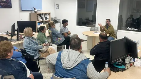 Echedey Eugenio con los representantes de las murgas infantiles