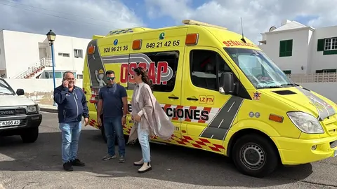 Evelia García junto a los encargados de la renovación de señales.