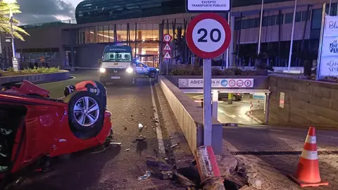 Imagen del vehículo volcado en la rotonda de la avenida Mancomunidad en Arrecife.