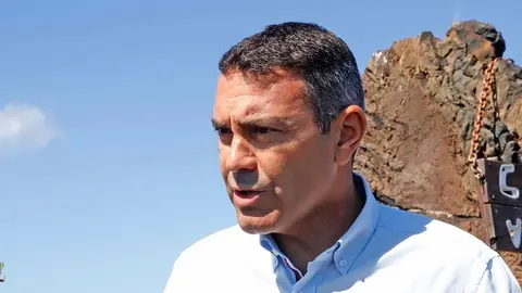 Oswaldo Betancort en la entrada de la Cueva de Los Verdes.