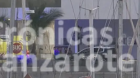 Imagen de las dos ambulancias del SUC y de la Policía Nacional en la marina de Arrecife.