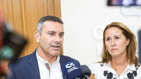 Oswaldo Betancort junto a la presidenta del Cabildo de Fuerteventura.