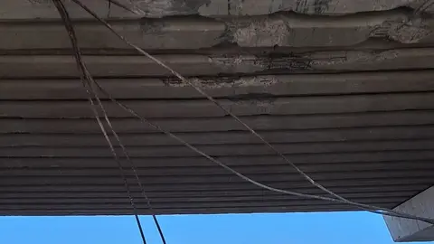 Imagen del estado del puente tras el impacto del camión.