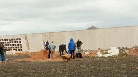 Imagen de uno de los entierros que se ha producido este fin de semana en el cementerio de Teguise con la presencia de muy poca gente