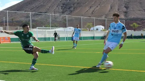 Imagen de una de las jugadas del encuentro en el remodelado césped del campo de Yaiza