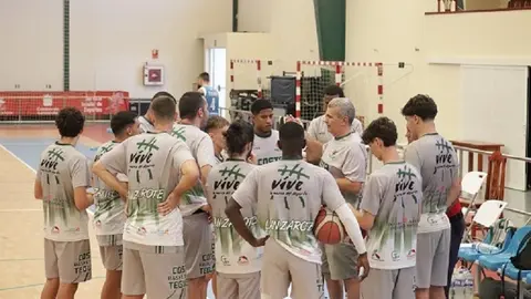 Jugadores del Hortofruticola Lanzarote recibiendo instrucciones de su entrenador.