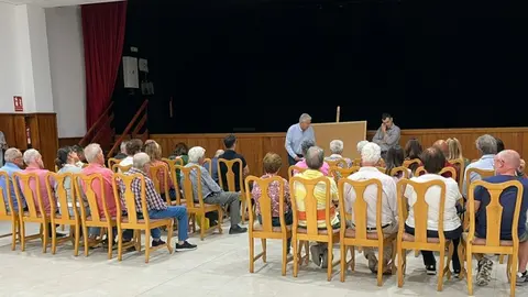 José Juan Cruz reunido con los vecinos de Mácher para informarles acerca de la situación de la posible colocación de una planta fotovoltaica.