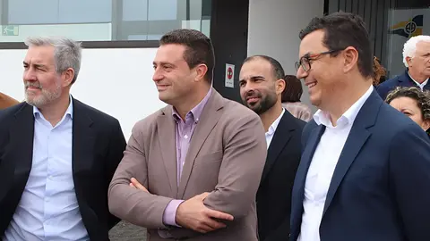 Óscar Noda junto al presidente del Gobierno de Canarias, Fernando Clavijo, y el consejero Pablo Rodríguez.
